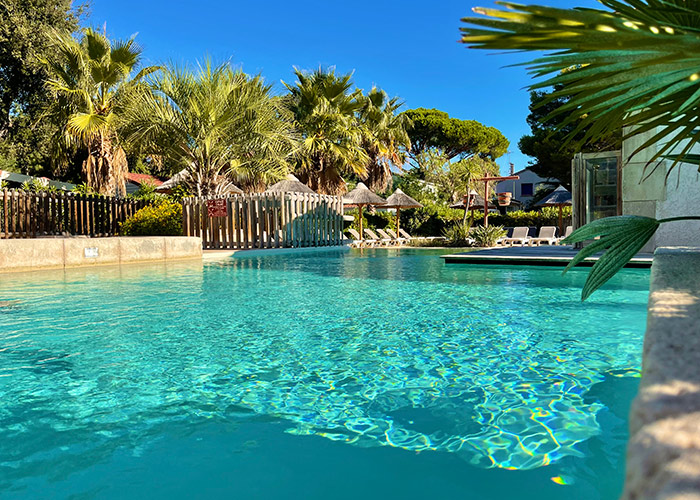 Passez de délicieuses vacances au soleil de la Côte d'Azur les pieds dans l'eau de notre piscine chauffée dès l'ouverture du camping.