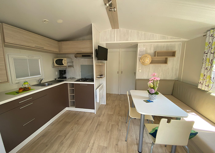 Espace de vie spacieux est composé d’une cuisine donnant sur le séjour.